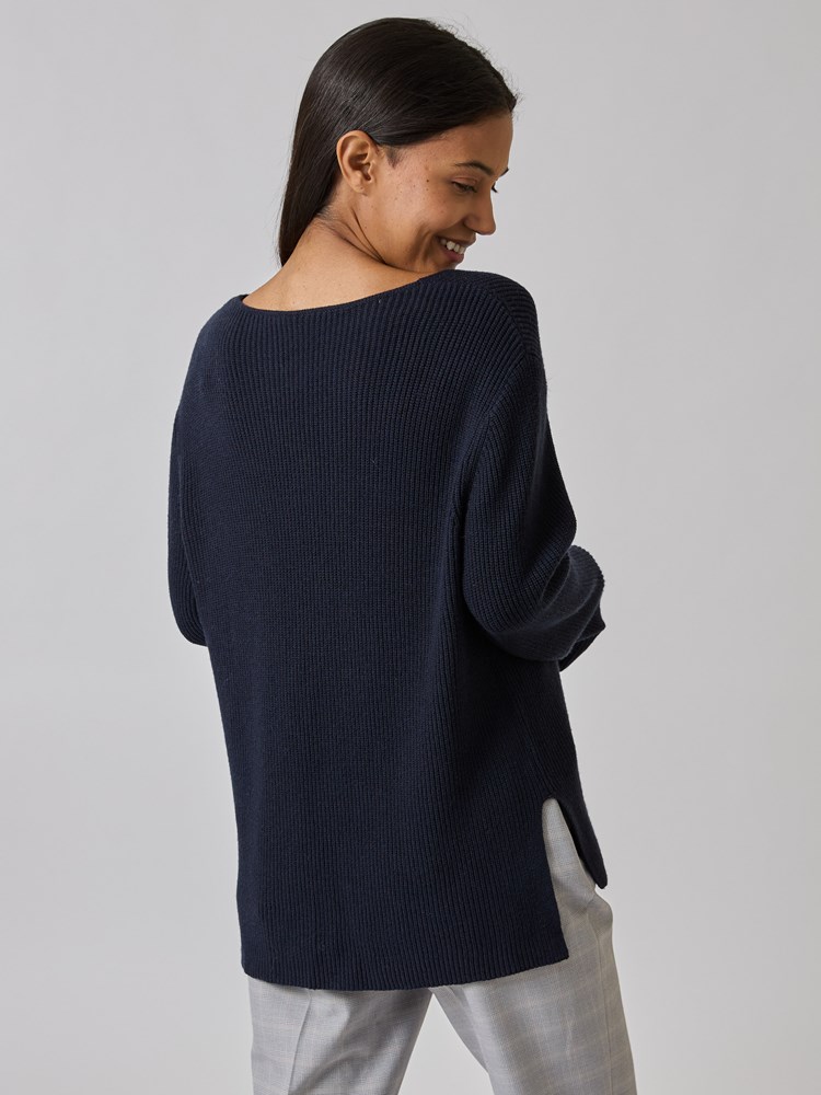 Molly v- hals genser 7508938_EM1-BLU-A24-Modell-Back_chn=vic_1511_Molly v- hals genser EM1_Molly v- hals genser EM1 7508938.jpg_Back||Back