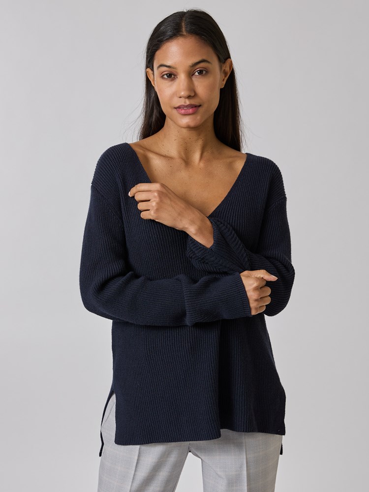Molly v- hals genser 7508938_EM1-BLU-A24-Modell-Front_chn=vic_364_Molly v- hals genser EM1_Molly v- hals genser EM1 7508938.jpg_Front||Front