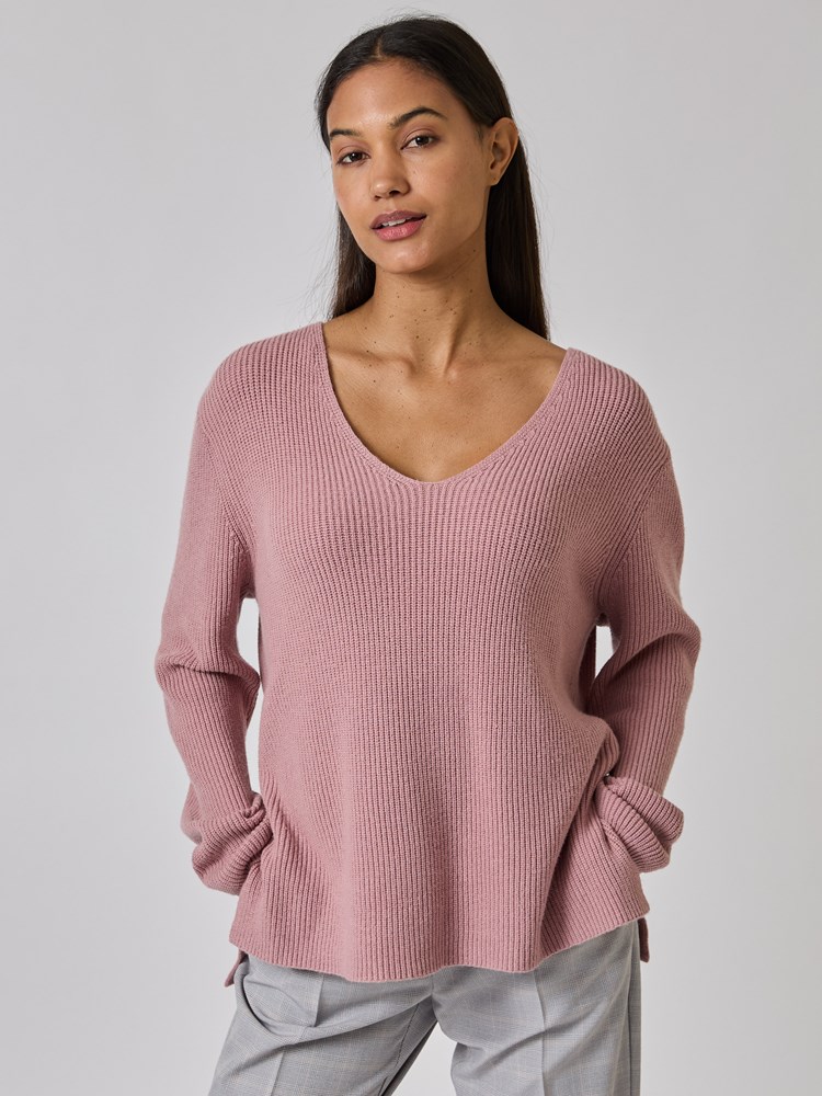 Molly v- hals genser 7508938_MJL-BLU-A24-Modell-Front_chn=vic_2905_Molly v- hals genser MJL_Molly v- hals genser MJL 7508938.jpg_Front||Front