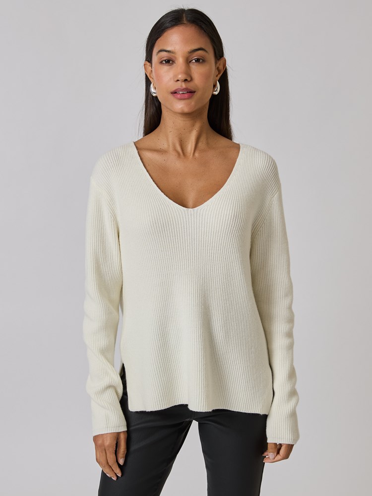Molly v- hals genser 7508938_O79-BLU-A24-Modell-Front_chn=vic_5930_Molly v- hals genser O79_Molly v- hals genser O79 7508938.jpg_Front||Front