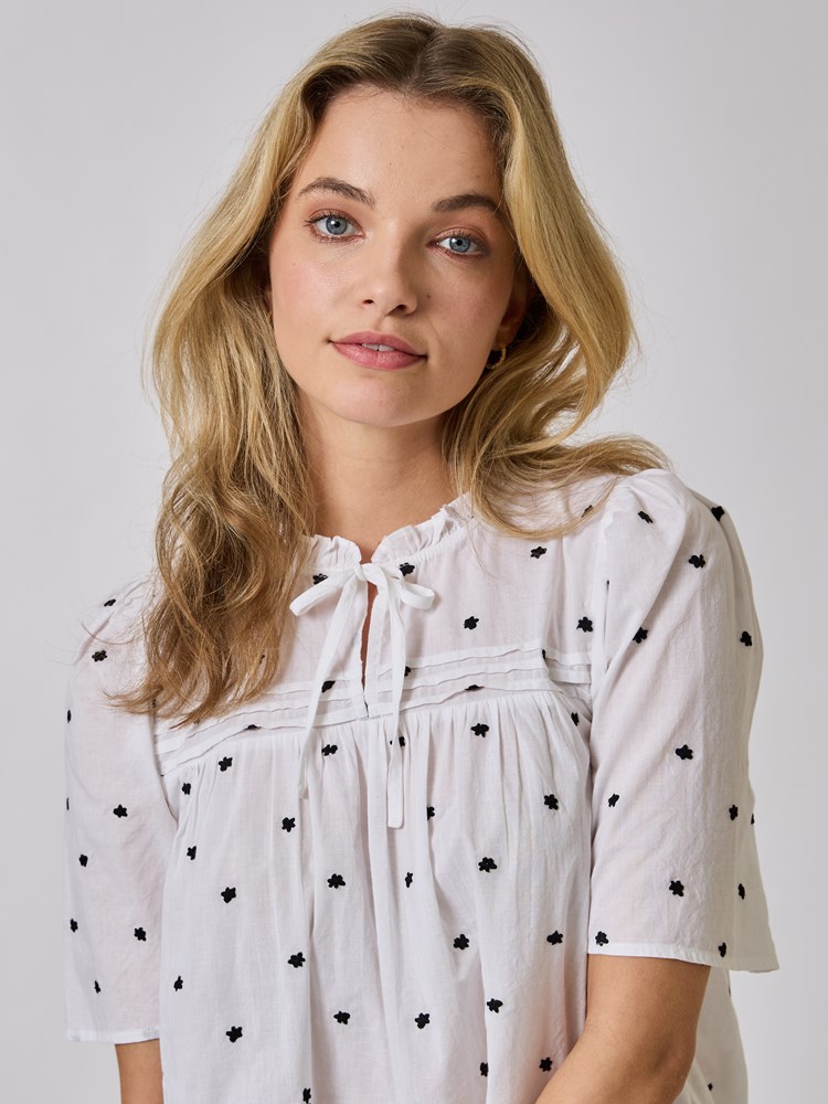 Pixie brodert topp 7509038_O68-MELL-A24-details_chn=vic_3661_Pixie brodert topp O68_Pixie brodert topp O68 7509038.jpg_