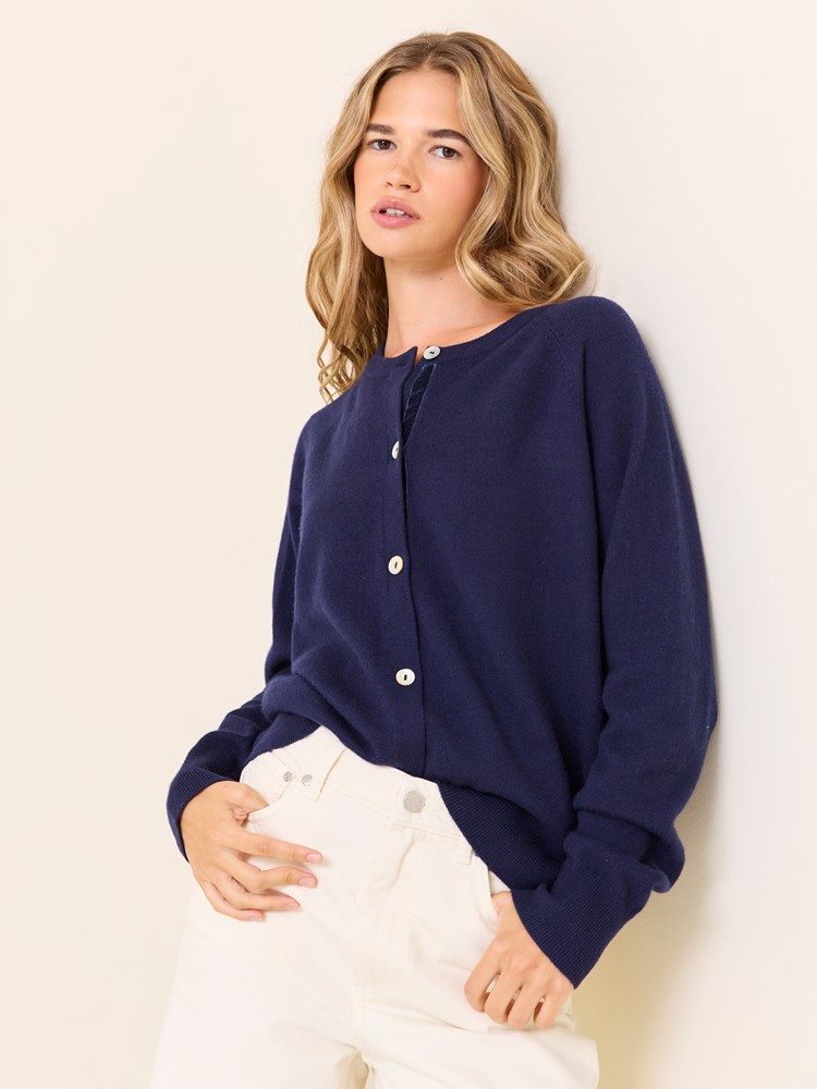 Maggie cardigan 7509136_EM6_Jean Paul_Maggie Cardigan_W24 (4)_Maggie cardigan EM6_Maggie cardigan EM6 7509136.jpg_