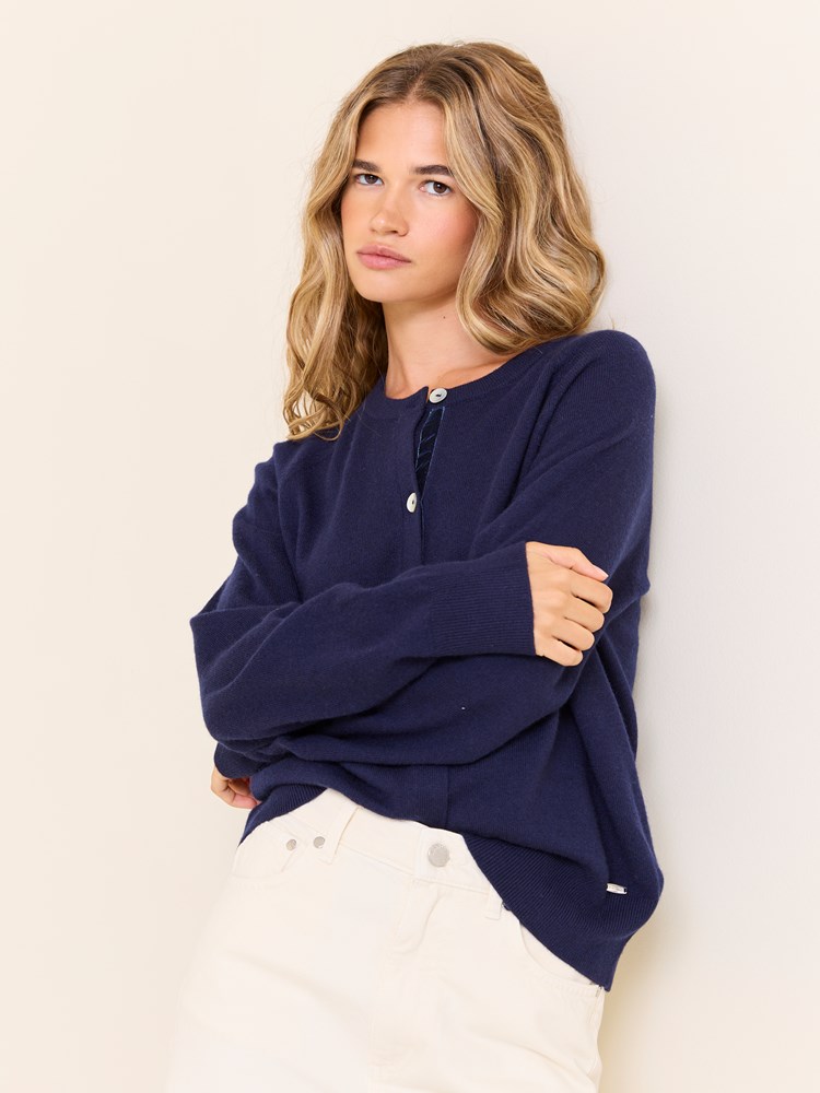 Maggie cardigan 7509136_EM6_Jean Paul_Maggie Cardigan_W24 (5)_Maggie cardigan EM6_Maggie cardigan EM6 7509136.jpg_