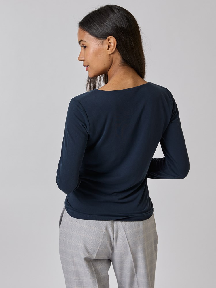 Agnete langermet topp 7509197_EM1-BLU-A24-Modell-Back_chn=vic_8814_Agnete langermet topp EM1_Agnete langermet topp EM1 7509197.jpg_Back||Back
