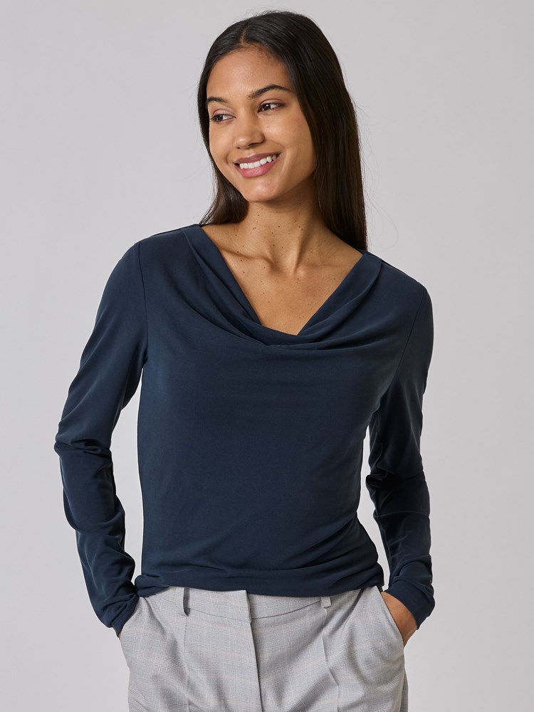 Agnete langermet topp 7509197_EM1-BLU-A24-Modell-Front_chn=vic_1550_Agnete langermet topp EM1_Agnete langermet topp EM1 7509197.jpg_Front||Front