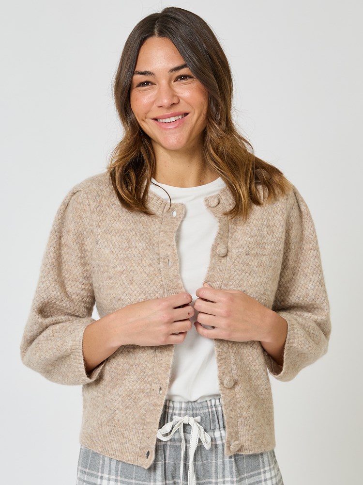 Birgitta cardigan 7509360_R51-MELL-W24-Modell-Front_chn=vic_2450_Birgitta cardigan R51_Birgitta cardigan R51 7509360.jpg_Front||Front