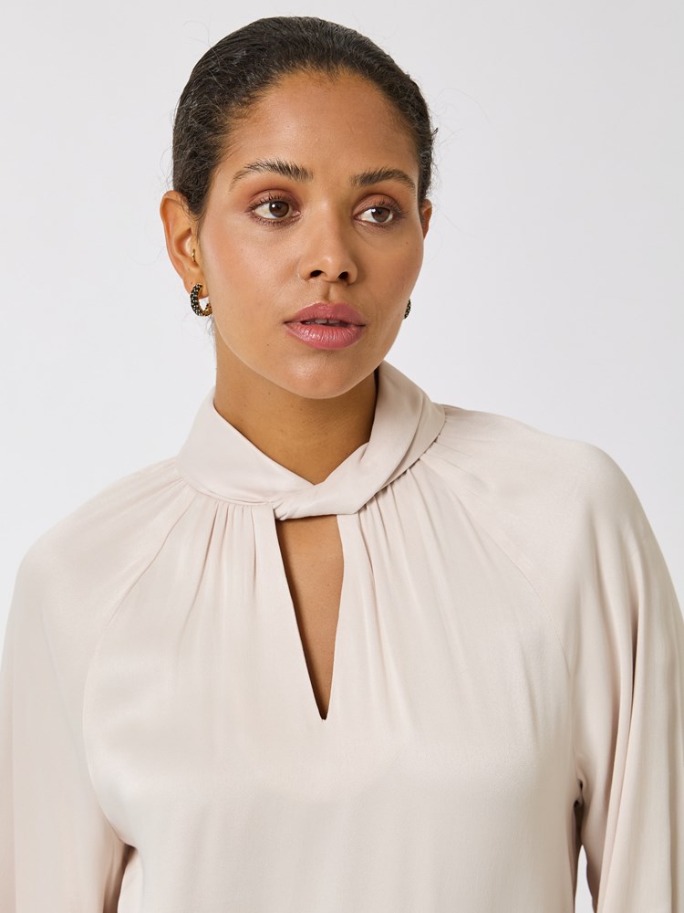 Gina bluse 7509370_A9I-BLU-W24-details_chn=vic_4894_Gina bluse A9I_Gina bluse A9I 7509370.jpg_