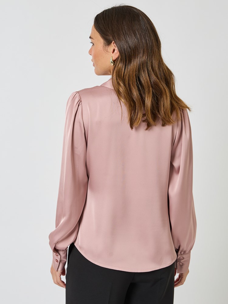 Elita skjorte 7509385_MNV-MELL-W24-Modell-Back_chn=vic_7750_Elita skjorte MNV_Elita skjorte MNV 7509385.jpg_Back||Back