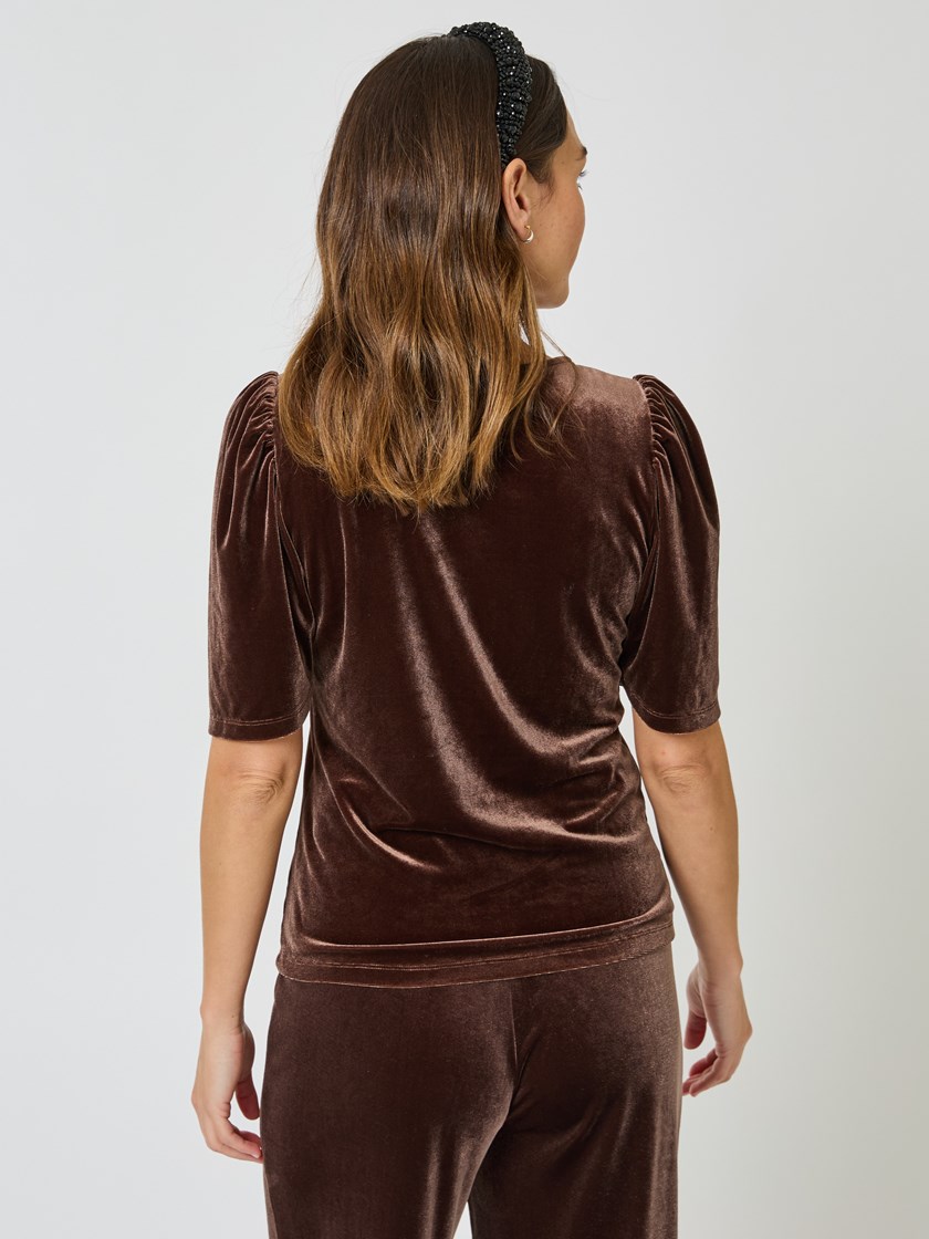 7509415 AN9 7509415_AN9-MELL-W24-Modell-Back_chn=vic_9320_Juliet kortermet topp AN9.jpg_Back||Back