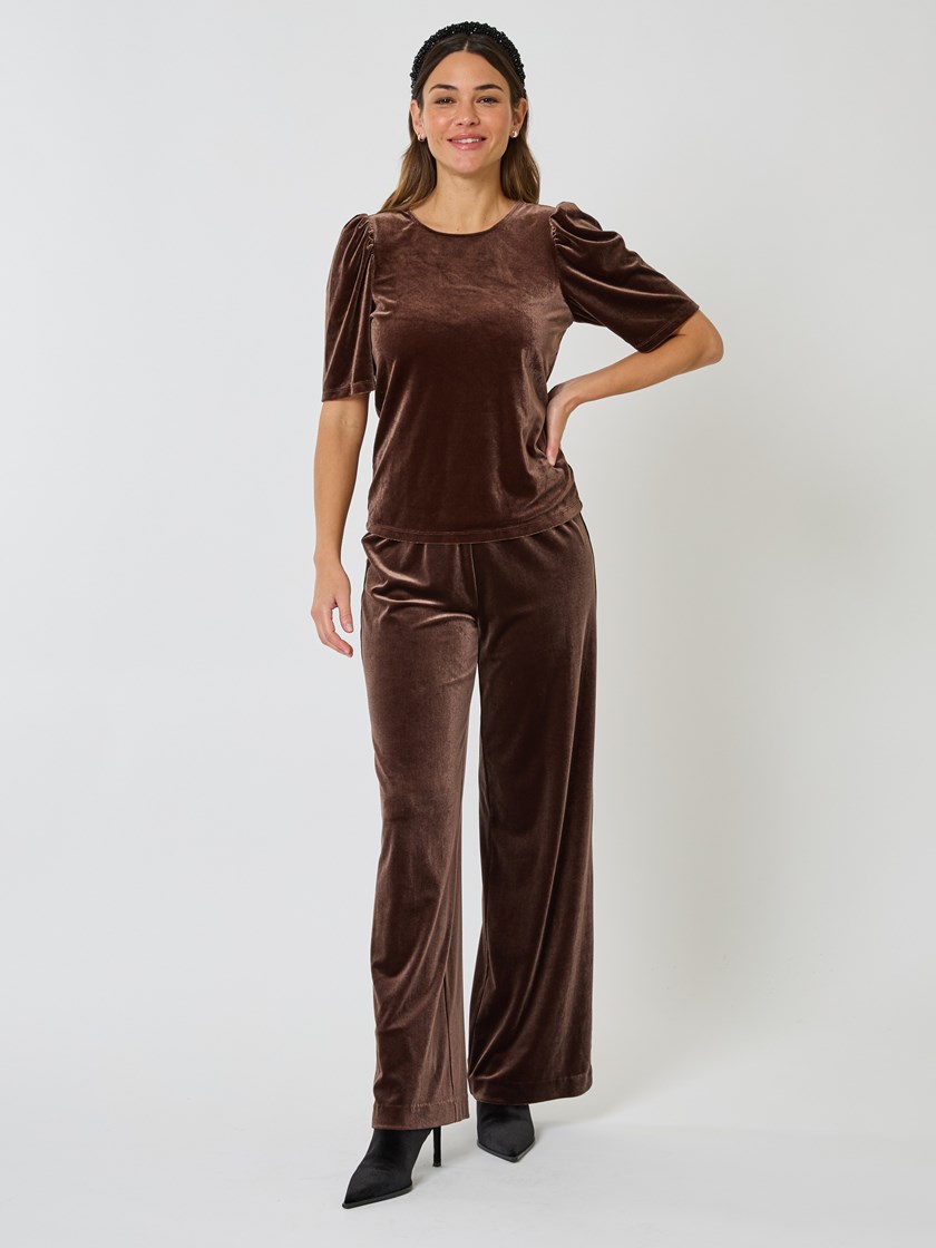 7509415 AN9 7509415_AN9-MELL-W24-Modell-Front_chn=vic_7139_Juliet kortermet topp AN9.jpg_Front||Front