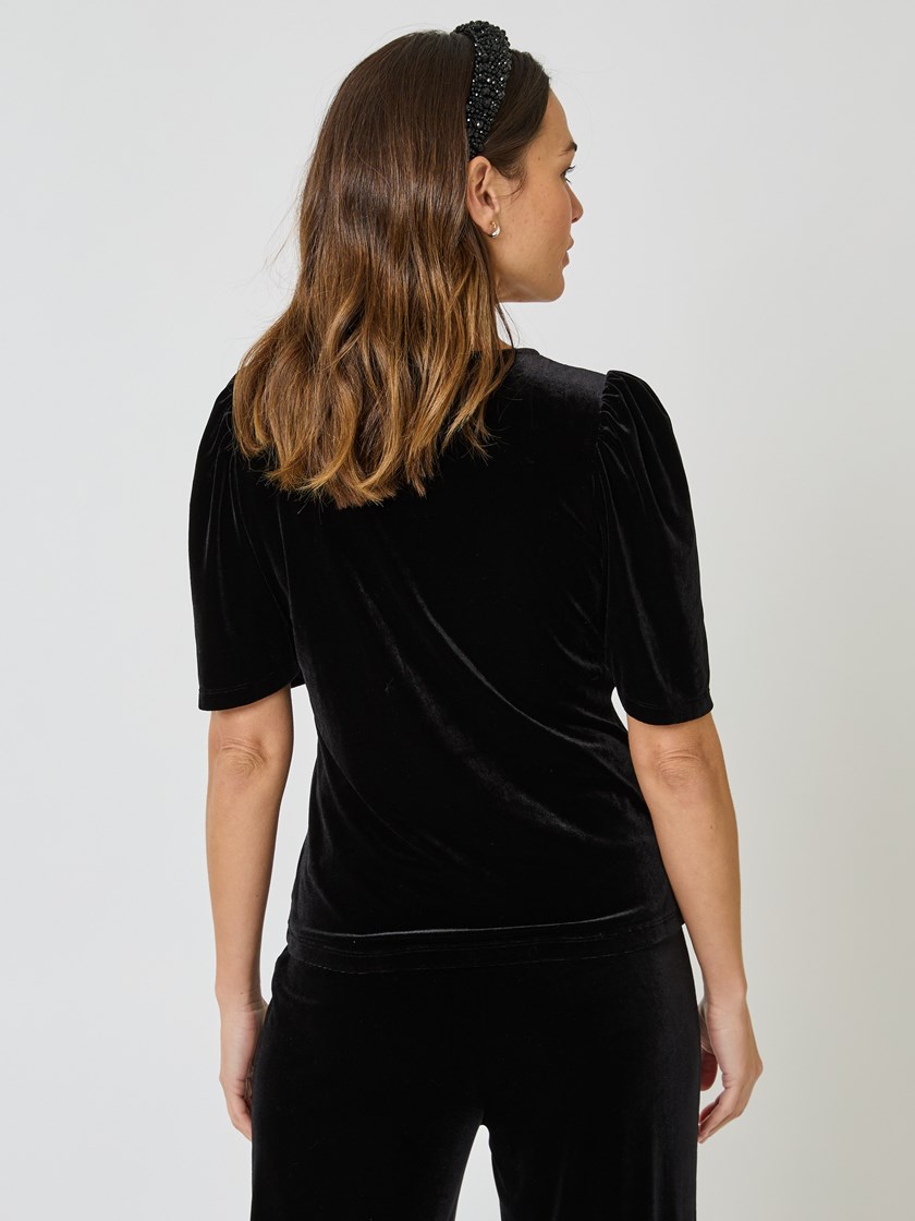 7509415 CAB 7509415_CAB-MELL-W24-Modell-Back_chn=vic_4540_Juliet kortermet topp CAB.jpg_Back||Back