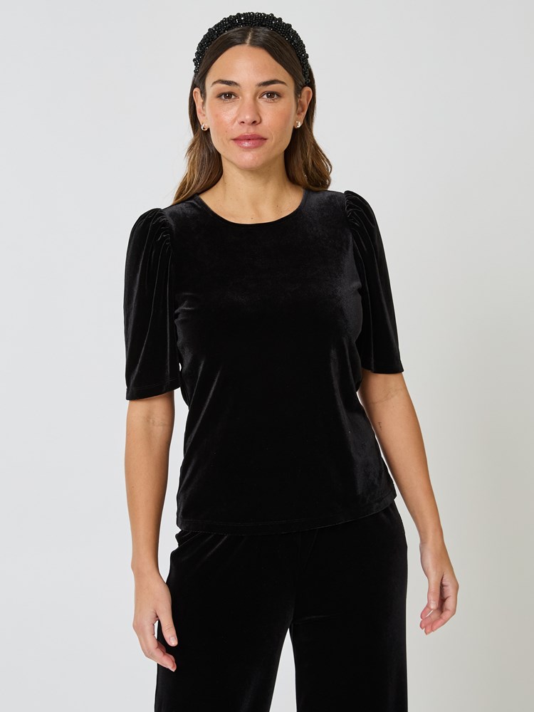 Juliet kortermet topp 7509415_CAB-MELL-W24-Modell-Front_chn=vic_4527_Juliet kortermet topp CAB_Juliet kortermet topp CAB 7509415.jpg_Front||Front