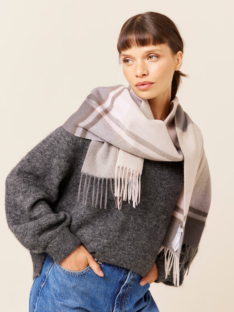 Olivia skjerf 7509429_E8S-JEANPAUL-A24-Front_3631_Olivia skjerf I6W_Olivia skjerf I6W 7509429.jpg_