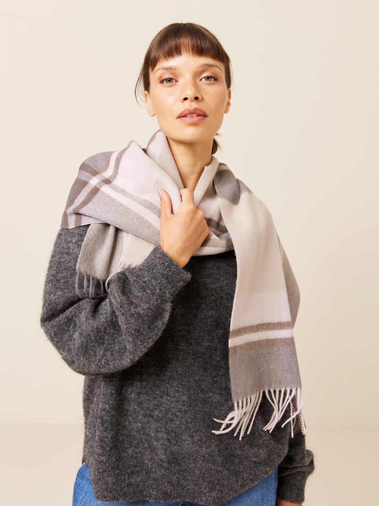 Olivia skjerf 7509429_E8S-JEANPAUL-A24-Front_5513_Olivia skjerf I6W_Olivia skjerf I6W 7509429.jpg_