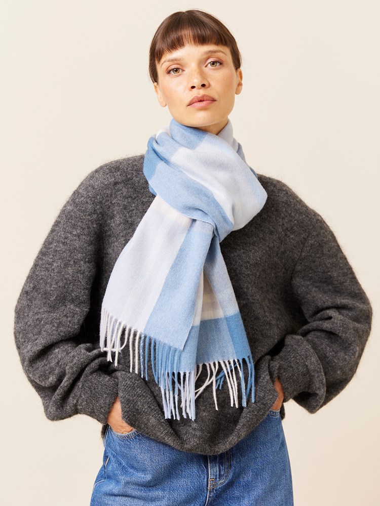 Olivia skjerf 7509429_E8S-JEANPAUL-A24-Front_9406_Olivia skjerf_Olivia skjerf E8S_Olivia skjerf E8S 7509429.jpg_Front||Front