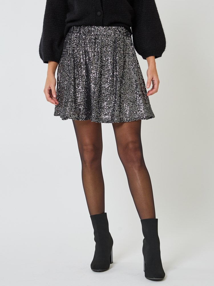 Glimmering skjørt 7509468_I6Y-MELL-W24-Modell-Front_chn=vic_2152_Glimmering skjørt I6Y_Glimmering skjørt I6Y 7509468.jpg_Front||Front
