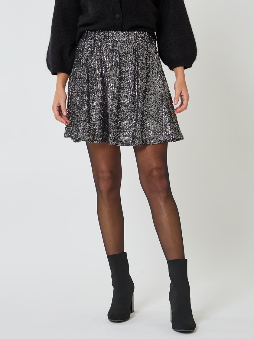 7509468 I6Y 7509468_I6Y-MELL-W24-Modell-Front_chn=vic_2152_Glimmering skjørt I6Y_Glimmering skjørt I6Y 7509468.jpg_Front||Front