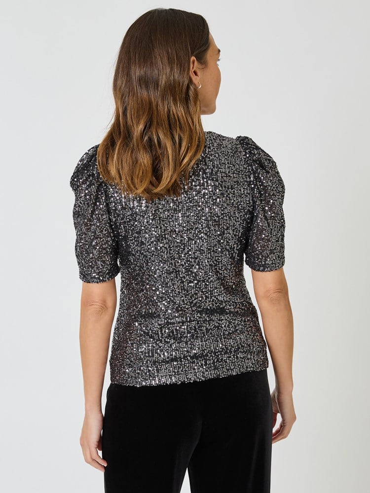 Glimmering topp 7509469_I6Y-MELL-W24-Modell-Back_chn=vic_1212_Glimmering topp I6Y_Glimmering topp I6Y 7509469.jpg_Back||Back