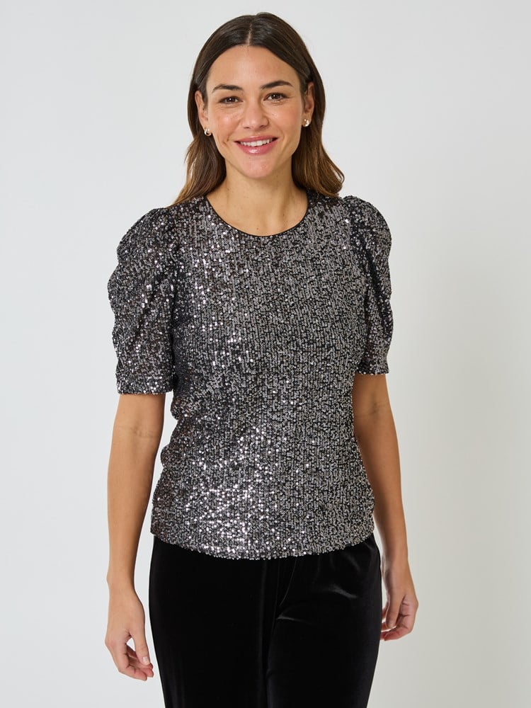 Glimmering topp 7509469_I6Y-MELL-W24-Modell-Front_chn=vic_7051_Glimmering topp I6Y_Glimmering topp I6Y 7509469.jpg_Front||Front