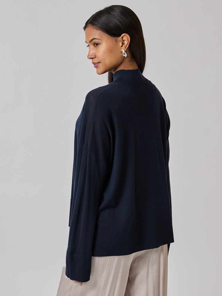 Micah genser 7509481_EM1-BLU-A24-Modell-Back_chn=vic_4576_Micah genser EM1_Micah genser EM1 7509481.jpg_Back||Back