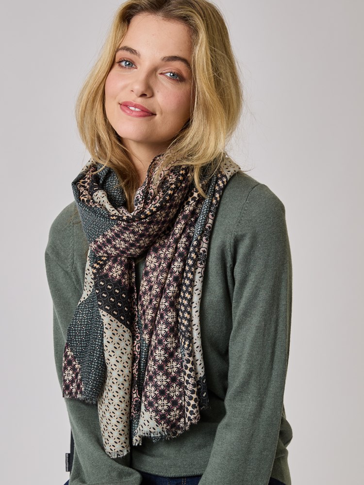 Elisa skjerf 7509615_GUP-MELL-A24-details_chn=vic_8846_Elisa skjerf GUP_Elisa skjerf GUP 7509615.jpg_