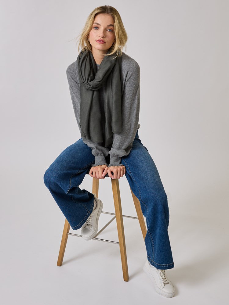 Lexie skjerf 7509618_GTE-MELL-A24-details_chn=vic_7723_Lexie skjerf GTE_Lexie skjerf GTE 7509618.jpg_