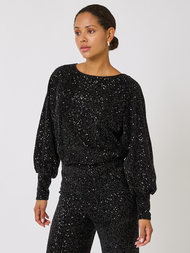 Alva bluse 7509743_CAB-BLU-W24-Modell-Front_chn=vic_1917_Alva bluse CAB_Alva bluse CAB 7509743.jpg_Front||Front