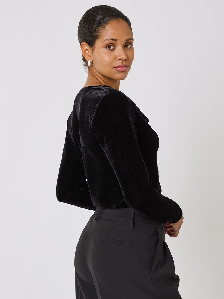 Agnete velourtopp 7509763_CAB-BLU-W24-Modell-Back_chn=vic_9971_Agnete velourtopp CAB_Agnete velourtopp CAB 7509763.jpg_Back||Back
