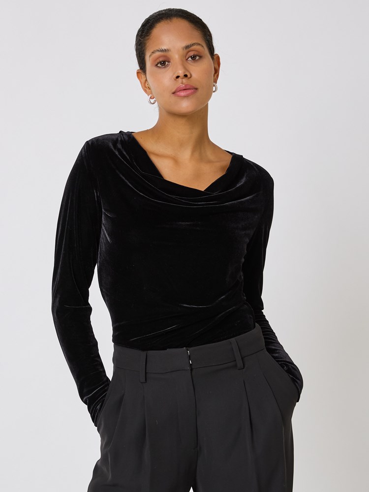 Agnete velourtopp 7509763_CAB-BLU-W24-Modell-Front_chn=vic_6360_Agnete velourtopp CAB_Agnete velourtopp CAB 7509763.jpg_Front||Front