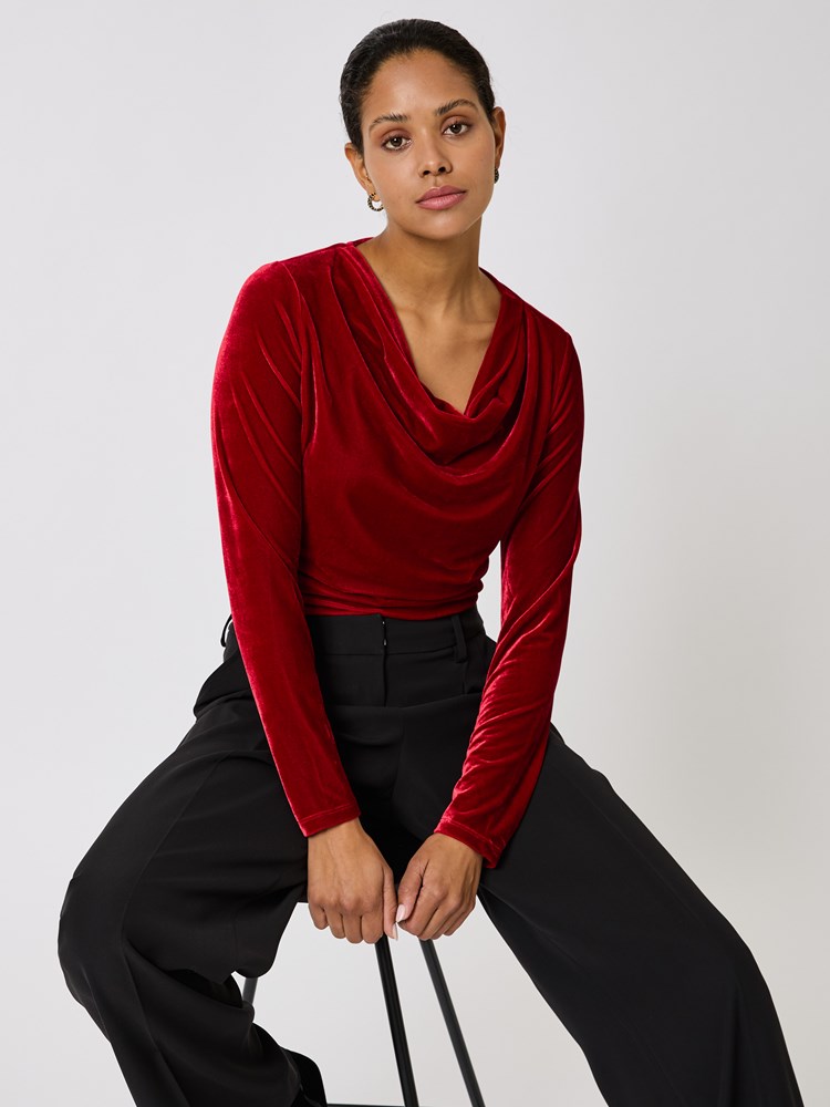 Agnete velourtopp 7509763_K5O-BLU-W24-details_chn=vic_1618_Agnete velourtopp K5O_Agnete velourtopp K5O 7509763.jpg_