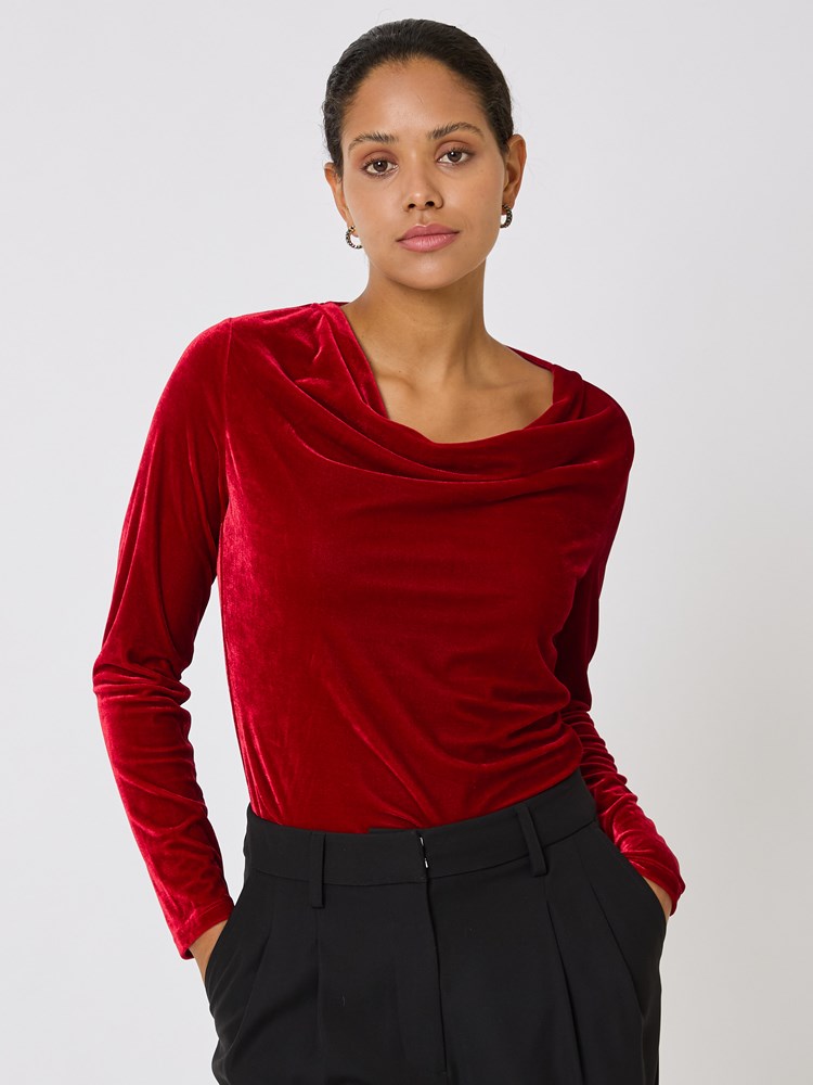 Agnete velourtopp 7509763_K5O-BLU-W24-Modell-Front_chn=vic_321_Agnete velourtopp K5O_Agnete velourtopp K5O 7509763.jpg_Front||Front