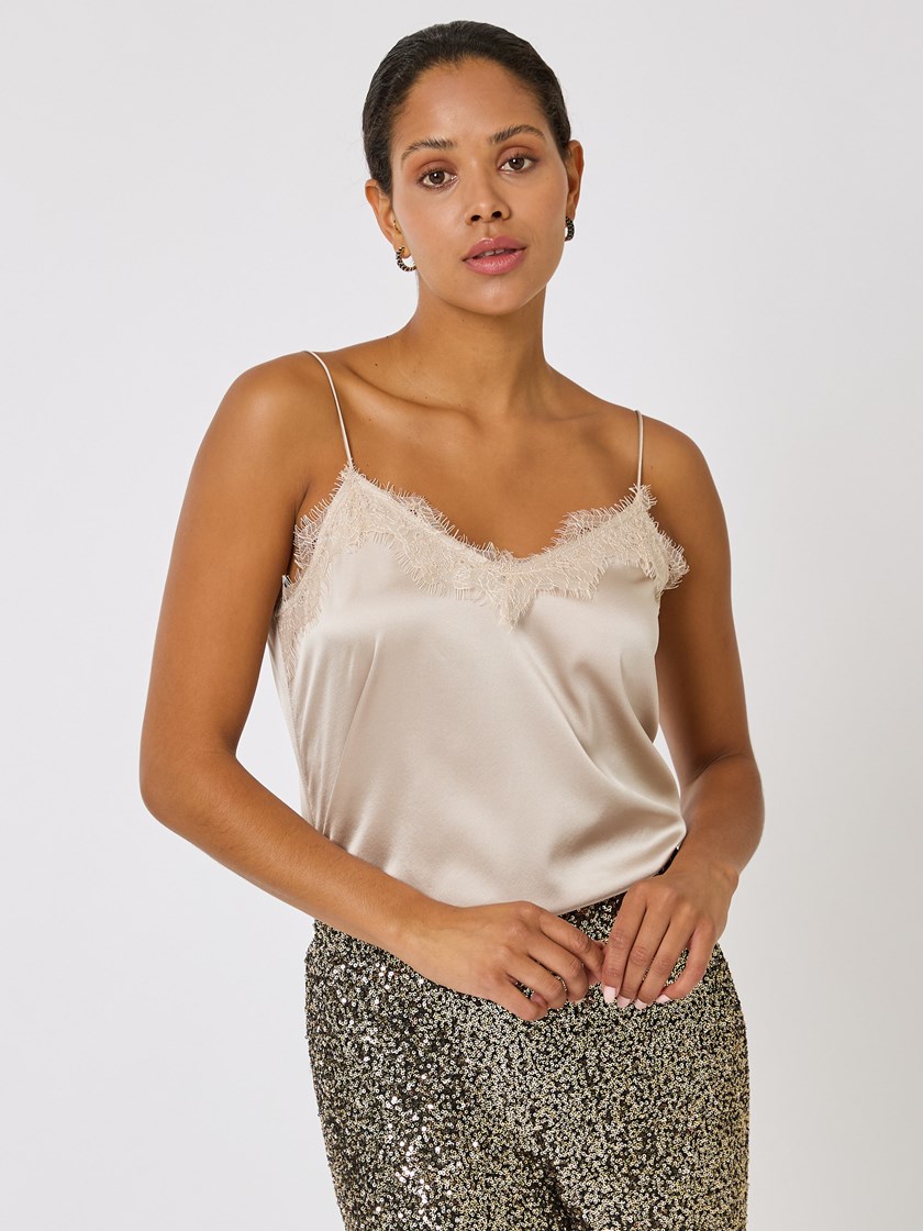 7509782 A9I 7509782_A9I-BLU-W24-Modell-Front_chn=vic_4717_Silje silketopp A9I.jpg_Front||Front