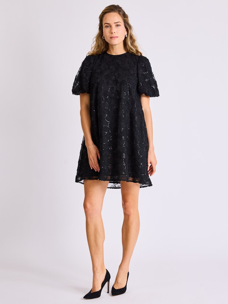Rosie kjole 7509811_ID2-MELL-W25-Modell-Front_chn=vic_3577.jpg_Front||Front