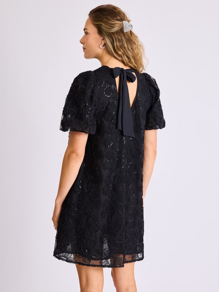 Rosie kjole 7509811_ID2-MELL-W25-Modell-Front_chn=vic_7960.jpg_Front||Front