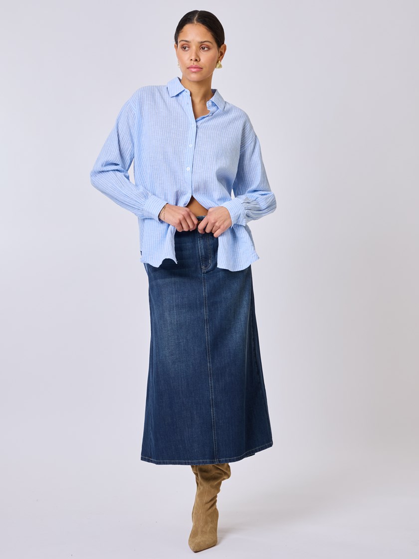 7510022 DAA 7510022_DAA-BLU-S25-Modell-Front_chn=vic_3875_Alice denimskjørt DAA.jpg_Front