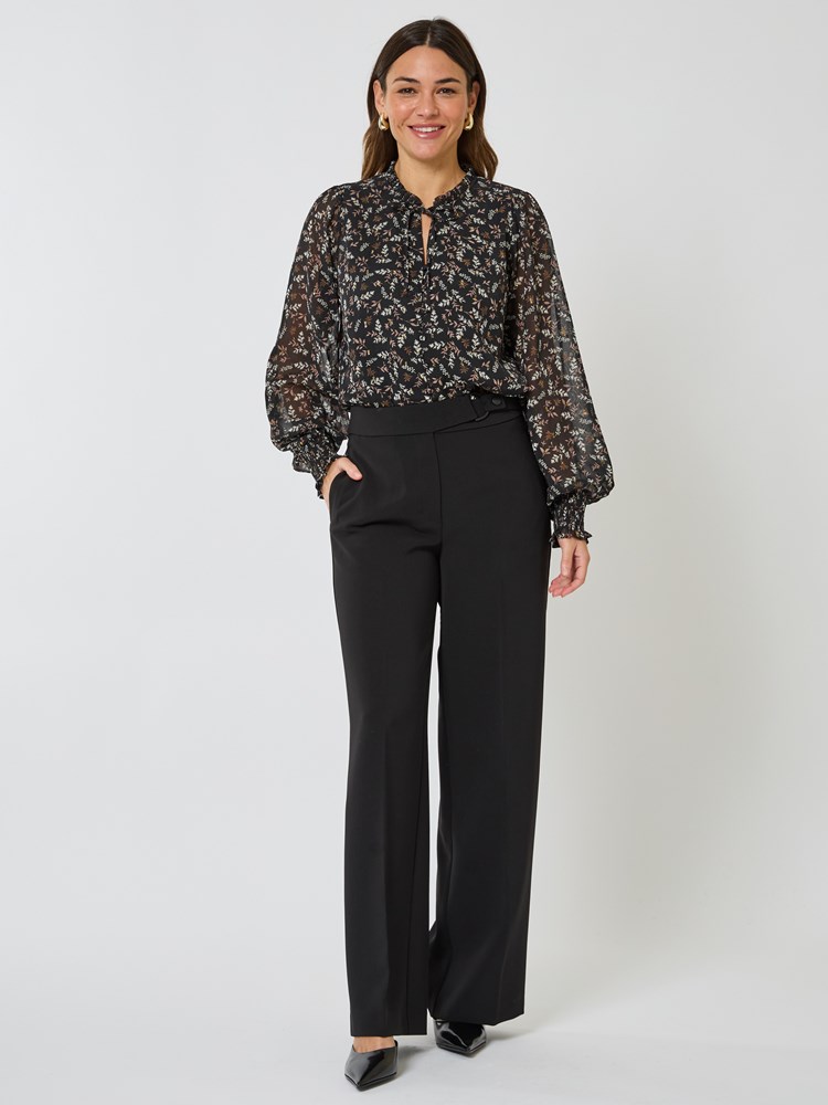 Stephie bluse 7510060_CAB-MELL-W24-Modell-Front_chn=vic_320_Stephie bluse CAB_Stephie bluse CAB 7510060.jpg_Front||Front