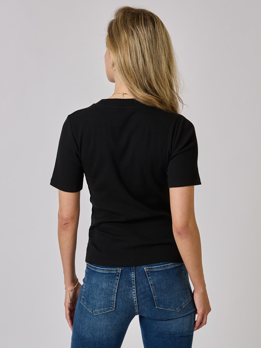 7510081 CAB 7510081_CAB-MELL-NOS-Modell-Back_chn=vic_6629_Agave t-skjorte CAB.jpg_Back||Back