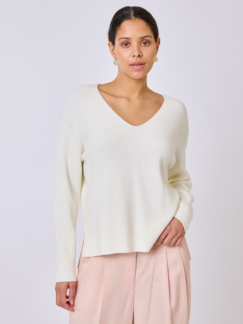 7510083 O79 7510083_O79-BLU-S25-Modell-Front_chn=vic_2480_Molly v- hals genser O79.jpg_Front
