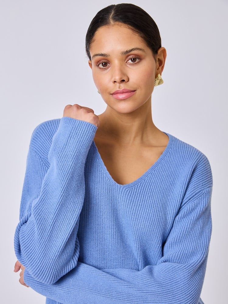 Molly v- hals genser 7510083_S49-BLU-S25-details_chn=vic_3749_Molly v- hals genser S49_Molly v- hals genser S49 7510083.jpg_
