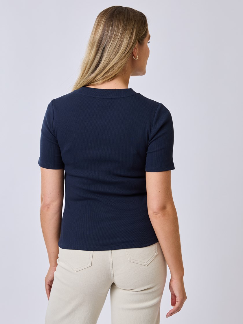 7510087 EM6 7510087_EM6-MELL-S25-Modell-Back_chn=vic_602_Agave t-skjorte EM6.jpg_Back