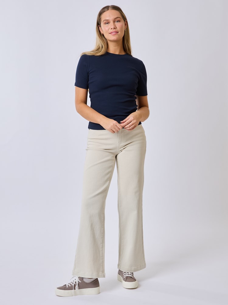 Agave t-skjorte 7510087_EM6-MELL-S25-Modell-Front_chn=vic_190_Agave t-skjorte EM6_Agave t-skjorte EM6 7510087.jpg_Front