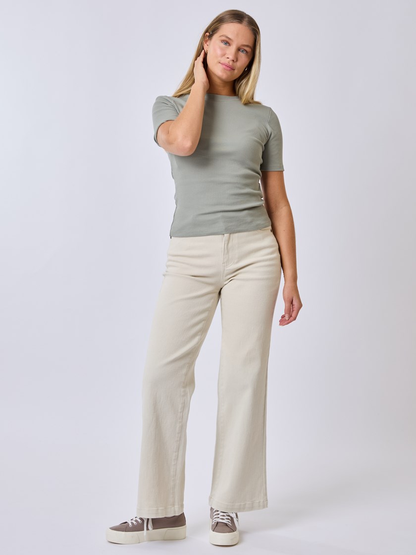 7510087 I6V 7510087_I6V-MELL-S25-Modell-Front_chn=vic_2258_Agave t-skjorte I6V.jpg_Front