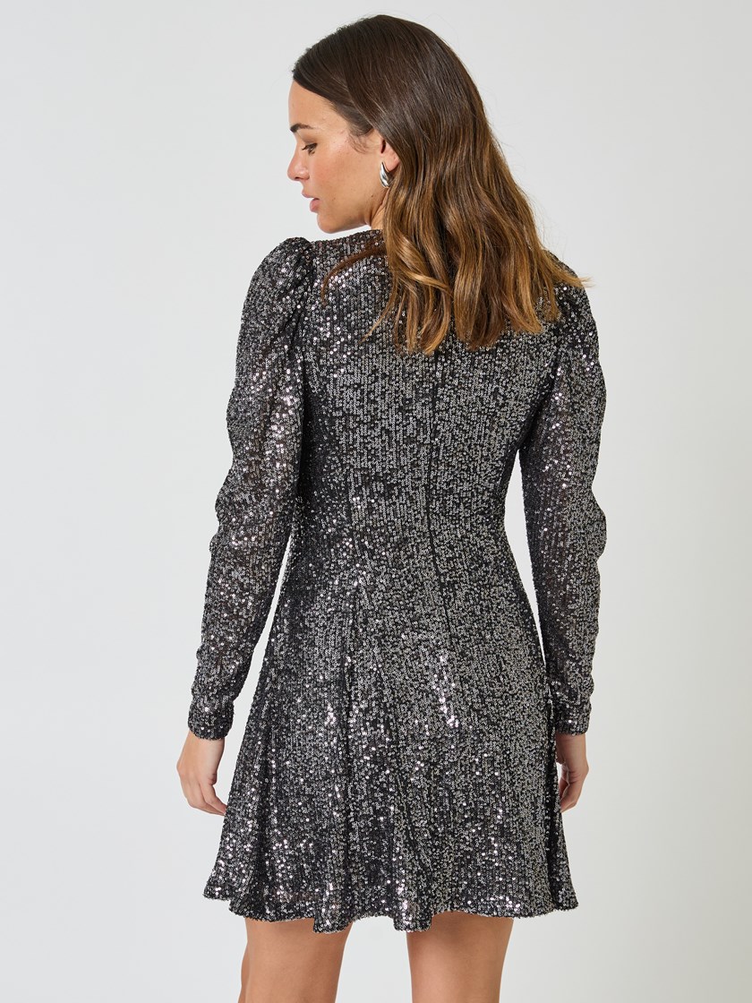 7510187 I6Y 7510187_I6Y-MELL-W24-Modell-Back_chn=vic_4377_Glimmering kjole I6Y_Glimmering kjole I6Y 7510187.jpg_Back||Back