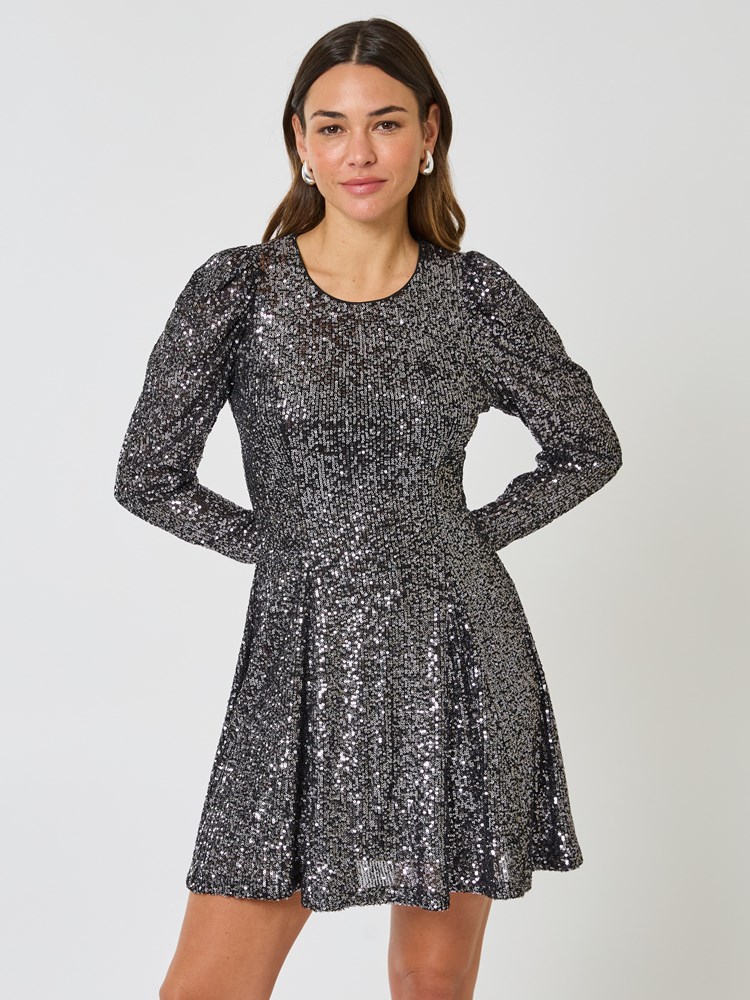 Glimmering kjole 7510187_I6Y-MELL-W24-Modell-Front_chn=vic_8923_Glimmering kjole I6Y_Glimmering kjole I6Y 7510187.jpg_Front||Front