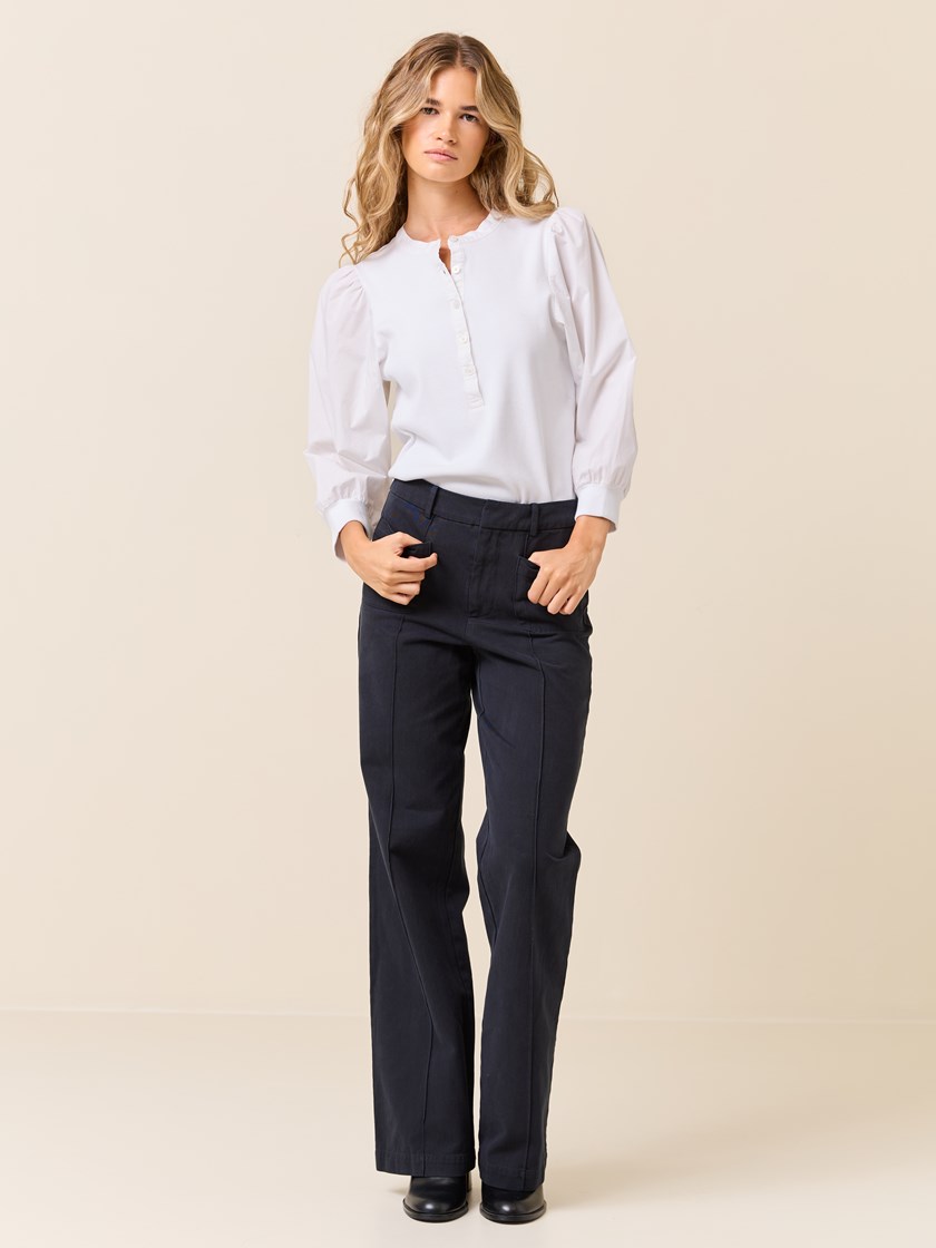 7510311 O68 7510311_O68-JEANPAUL-S25-Modell-Front_3036_Milli topp O68.jpg_Front