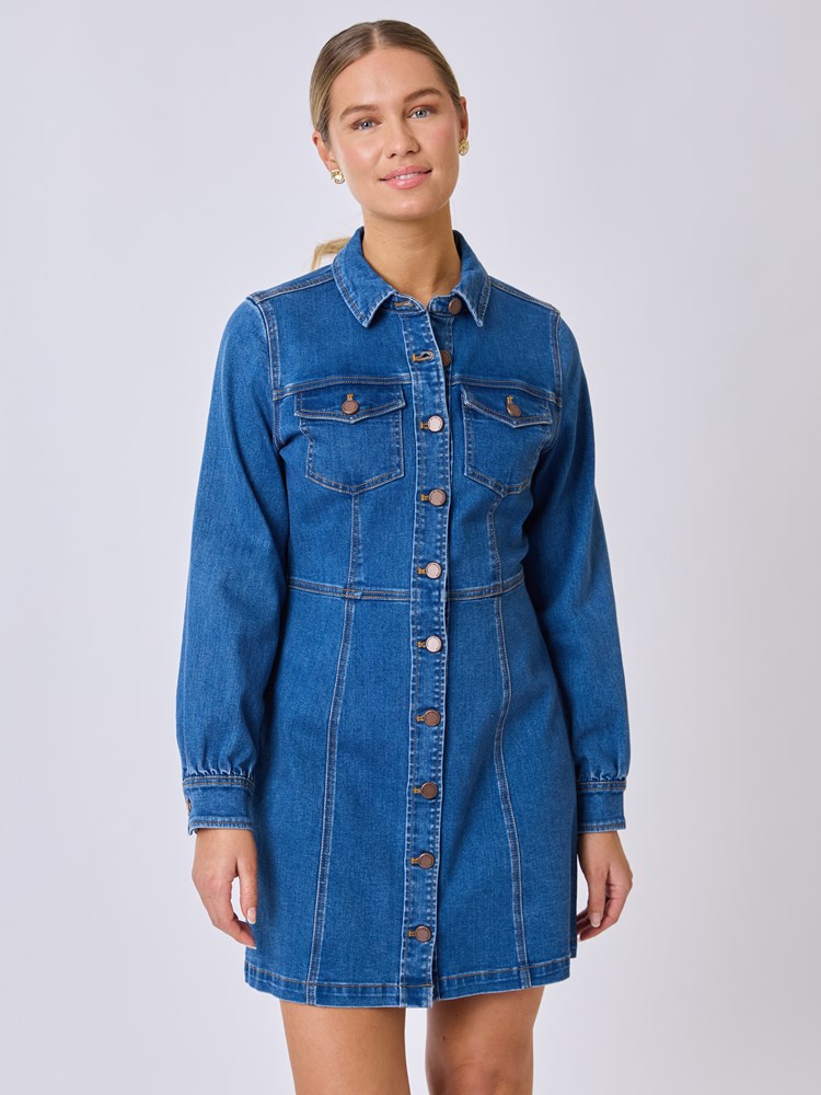 Bianca denim kjole 7510318_DAA-MELL-S25-Modell-Front_chn=vic_2207_Bianca denim kjole DAA_Bianca denim kjole DAA 7510318.jpg_Front