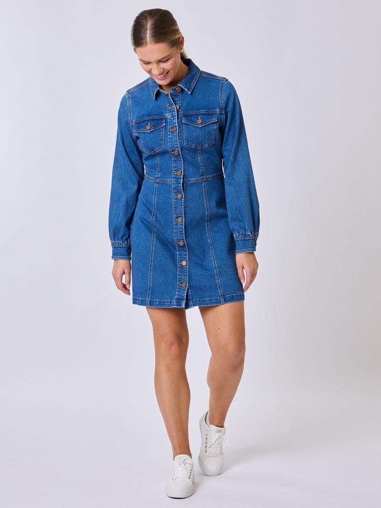 Bianca denim kjole 7510318_DAA-MELL-S25-Modell-Front_chn=vic_8161_Bianca denim kjole DAA_Bianca denim kjole DAA 7510318.jpg_Front