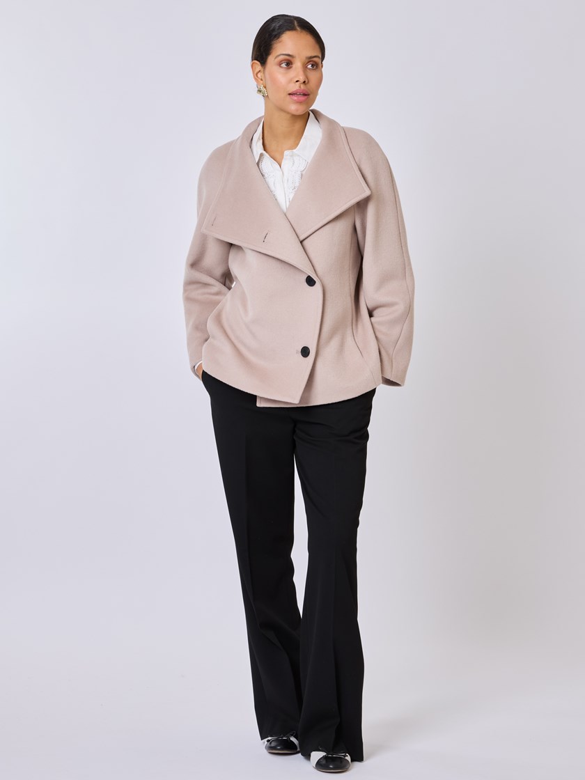7510332 I2N 7510332_I2N-BLU-S25-Modell-Front_chn=vic_9151_Aggie jakke I2N.jpg_Front