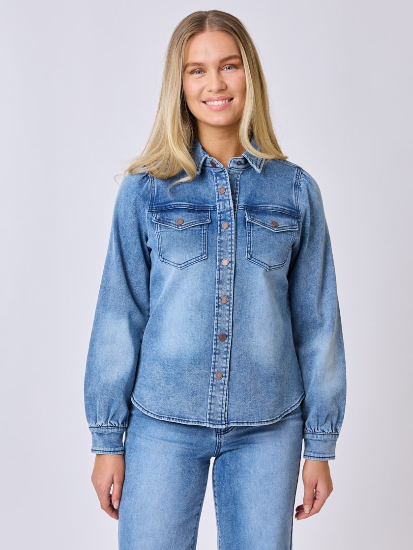 7510340 D06 7510340_D06-MELL-S25-Modell-Front_chn=vic_238_Bianca denim skjorte D06.jpg_Front