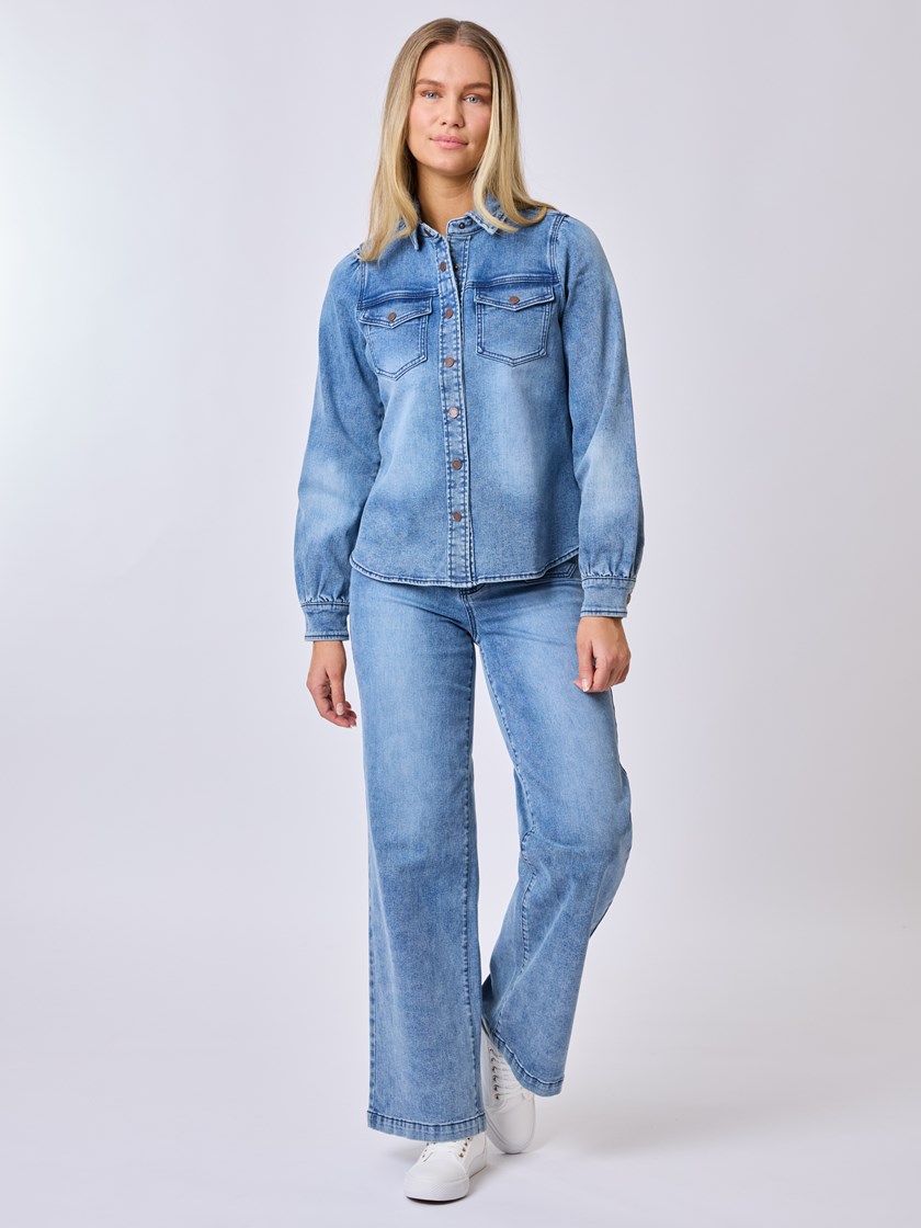 7510340 D06 7510340_D06-MELL-S25-Modell-Front_chn=vic_6761_Bianca denim skjorte D06.jpg_Front